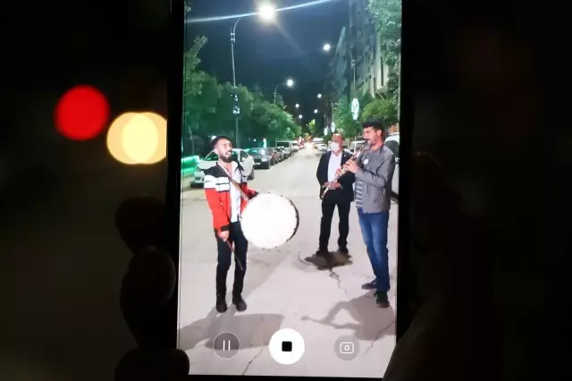 Elazığ'da geleneksel '23. sahur halayı'nın tadını temizlik görevlileri çıkardı Elazığ'da geleneksel '23. sahur halayı'nın tadını temizlik görevlileri çıkardı