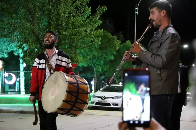 Elazığ'da geleneksel '23. sahur halayı'nın tadını temizlik görevlileri çıkardı Elazığ'da geleneksel '23. sahur halayı'nın tadını temizlik görevlileri çıkardı