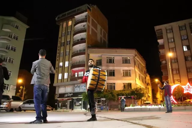 Elazığ'da geleneksel '23. sahur halayı'nın tadını temizlik görevlileri çıkardı Elazığ'da geleneksel '23. sahur halayı'nın tadını temizlik görevlileri çıkardı