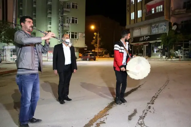 Elazığ'da geleneksel '23. sahur halayı'nın tadını temizlik görevlileri çıkardı Elazığ'da geleneksel '23. sahur halayı'nın tadını temizlik görevlileri çıkardı