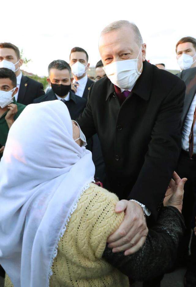 Erdoğan, iftarda Dikmen Ailesine konuk oldu! Kendinden örnekler verip, annelere gösterilmesi gereken saygıdan bahsetti