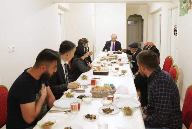 Erdoğan, iftarda Dikmen Ailesine konuk oldu! Kendinden örnekler verip, annelere gösterilmesi gereken saygıdan bahsetti