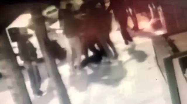 Esenyurt'ta yumruklu laf atma kavgası kamerada Esenyurt'ta yumruklu laf atma kavgası kamerada