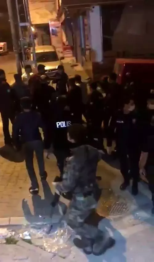 Esenyurt'ta yumruklu laf atma kavgası kamerada Esenyurt'ta yumruklu laf atma kavgası kamerada