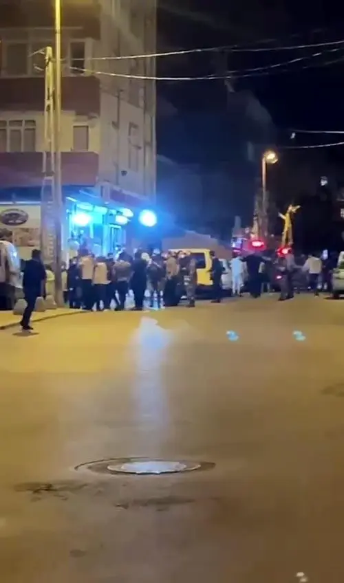 Esenyurt'ta yumruklu laf atma kavgası kamerada Esenyurt'ta yumruklu laf atma kavgası kamerada