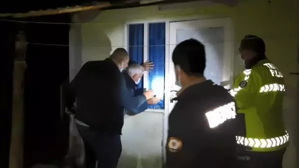 Son dakika haberi... Evinde baygın halde bulunan şeker hastası kadını polis kurtardı Son dakika haberi... Evinde baygın halde bulunan şeker hastası kadını polis kurtardı