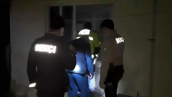 Son dakika haberi... Evinde baygın halde bulunan şeker hastası kadını polis kurtardı Son dakika haberi... Evinde baygın halde bulunan şeker hastası kadını polis kurtardı