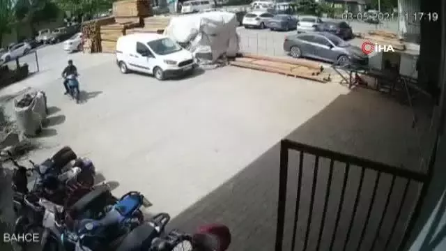Fabrika işçisi hırsızları böyle kovaladı Fabrika işçisi hırsızları böyle kovaladı