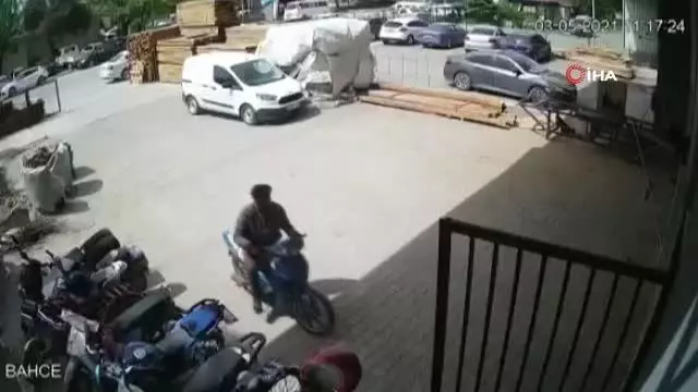 Fabrika işçisi hırsızları böyle kovaladı Fabrika işçisi hırsızları böyle kovaladı