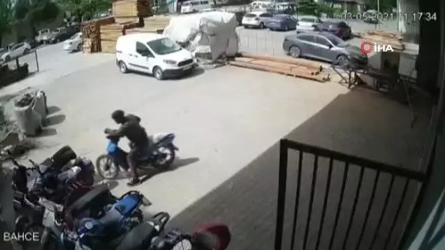 Fabrika işçisi hırsızları böyle kovaladı Fabrika işçisi hırsızları böyle kovaladı