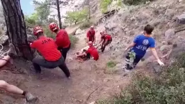 Fethiye'de kayalıklardan düşerek ayağı kırılan ve mahsur kalan turist kurtarıldı Fethiye'de kayalıklardan düşerek ayağı kırılan ve mahsur kalan turist kurtarıldı