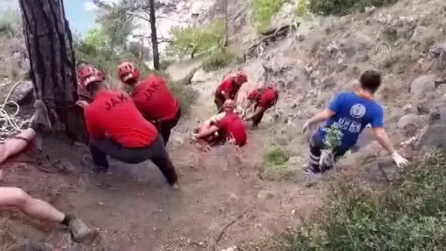 Fethiye'de kayalıklardan düşerek ayağı kırılan ve mahsur kalan turist kurtarıldı Fethiye'de kayalıklardan düşerek ayağı kırılan ve mahsur kalan turist kurtarıldı