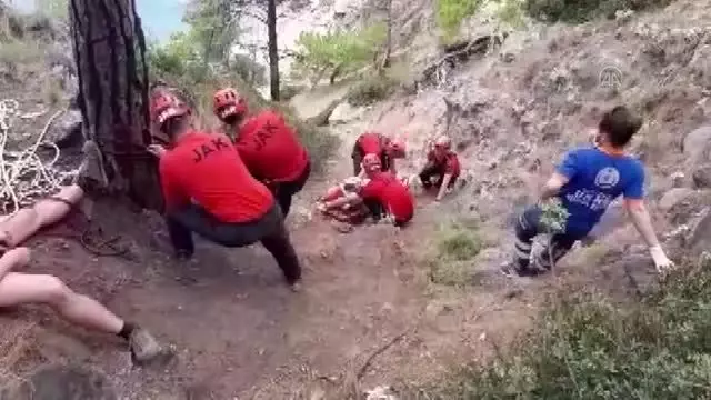 Fethiye'de kayalıklardan düşerek ayağı kırılan ve mahsur kalan turist kurtarıldı Fethiye'de kayalıklardan düşerek ayağı kırılan ve mahsur kalan turist kurtarıldı