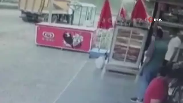 Fırtına Elazığ'da etkili oldu... Feribotlar çarpıştı, binaların çatı ve dış yalıtımı söküldü Fırtına Elazığ'da etkili oldu... Feribotlar çarpıştı, binaların çatı ve dış yalıtımı söküldü