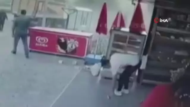 Fırtına Elazığ'da etkili oldu... Feribotlar çarpıştı, binaların çatı ve dış yalıtımı söküldü Fırtına Elazığ'da etkili oldu... Feribotlar çarpıştı, binaların çatı ve dış yalıtımı söküldü