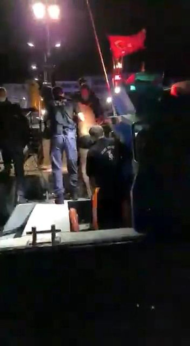 gece yarisi denize atlayan vatandasi polis 2 14112509 o