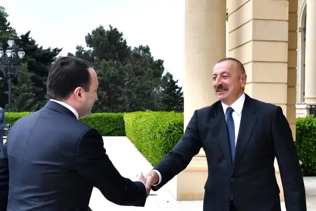 Aliyev: 'Enerji ve ulaşım projeleri bölgenin siyasi, ekonomik, ulaşım ve enerji haritalarını değiştirdi' Aliyev: 'Enerji ve ulaşım projeleri bölgenin siyasi, ekonomik, ulaşım ve enerji haritalarını değiştirdi'
