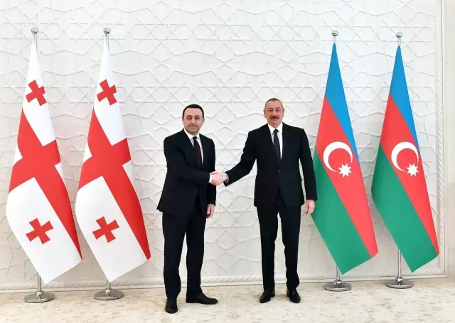 Aliyev: 'Enerji ve ulaşım projeleri bölgenin siyasi, ekonomik, ulaşım ve enerji haritalarını değiştirdi' Aliyev: 'Enerji ve ulaşım projeleri bölgenin siyasi, ekonomik, ulaşım ve enerji haritalarını değiştirdi'