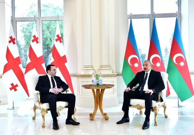Aliyev: 'Enerji ve ulaşım projeleri bölgenin siyasi, ekonomik, ulaşım ve enerji haritalarını değiştirdi' Aliyev: 'Enerji ve ulaşım projeleri bölgenin siyasi, ekonomik, ulaşım ve enerji haritalarını değiştirdi'