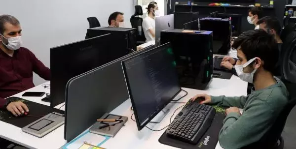 HAFTADA BİR MOBİL OYUN GELİŞTİRİYORLAR HAFTADA BİR MOBİL OYUN GELİŞTİRİYORLAR
