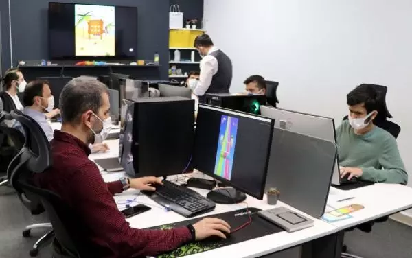 HAFTADA BİR MOBİL OYUN GELİŞTİRİYORLAR HAFTADA BİR MOBİL OYUN GELİŞTİRİYORLAR