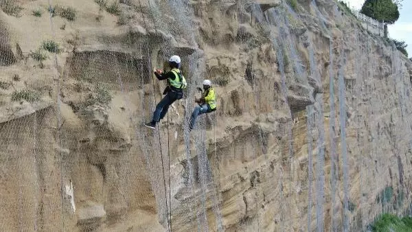SİLİVRİ'DE KUŞLARI ÖLDÜREN ÇELİK AĞLAR KESİLİYOR SİLİVRİ'DE KUŞLARI ÖLDÜREN ÇELİK AĞLAR KESİLİYOR