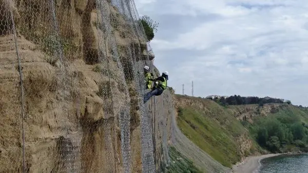 SİLİVRİ'DE KUŞLARI ÖLDÜREN ÇELİK AĞLAR KESİLİYOR SİLİVRİ'DE KUŞLARI ÖLDÜREN ÇELİK AĞLAR KESİLİYOR
