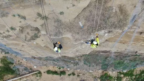 SİLİVRİ'DE KUŞLARI ÖLDÜREN ÇELİK AĞLAR KESİLİYOR SİLİVRİ'DE KUŞLARI ÖLDÜREN ÇELİK AĞLAR KESİLİYOR