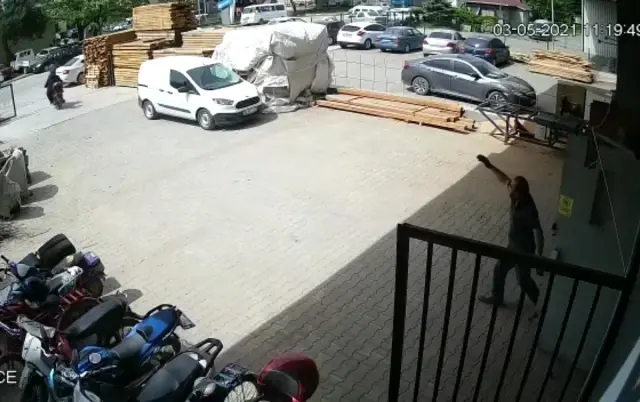 Fabrika işçisi hırsızları böyle kovaladı Fabrika işçisi hırsızları böyle kovaladı