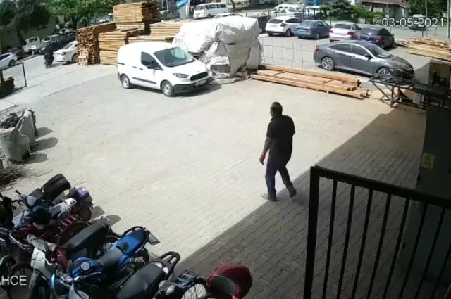 Fabrika işçisi hırsızları böyle kovaladı Fabrika işçisi hırsızları böyle kovaladı