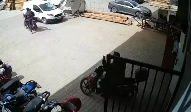 Fabrika işçisi hırsızları böyle kovaladı Fabrika işçisi hırsızları böyle kovaladı