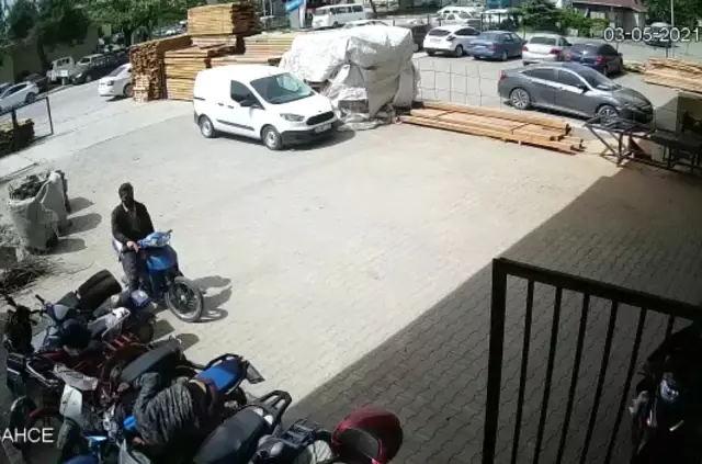 Fabrika işçisi hırsızları böyle kovaladı Fabrika işçisi hırsızları böyle kovaladı
