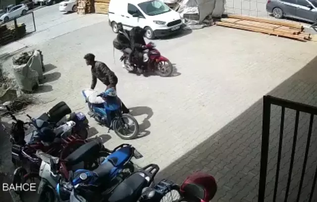 Fabrika işçisi hırsızları böyle kovaladı Fabrika işçisi hırsızları böyle kovaladı