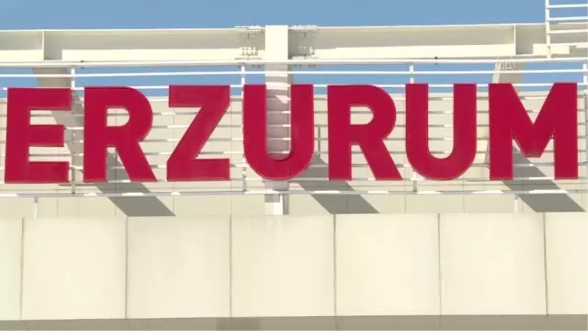 İftar sofrasında kaynar su dolu çaydanlığın üzerine düşen çocuk yandı