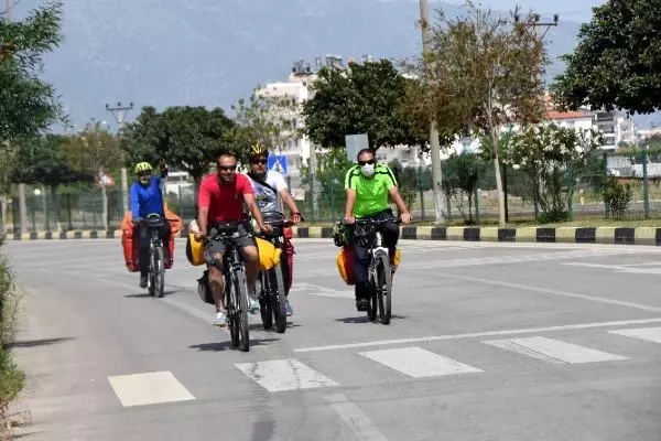 İranlı bisikletlilerden Türkiye'de 450 kilometre hedefi İranlı bisikletlilerden Türkiye'de 450 kilometre hedefi