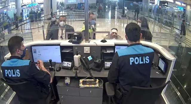 VİP göçmen kaçakçılığı pasaport polisine takıldı: 3 gözaltı VİP göçmen kaçakçılığı pasaport polisine takıldı: 3 gözaltı