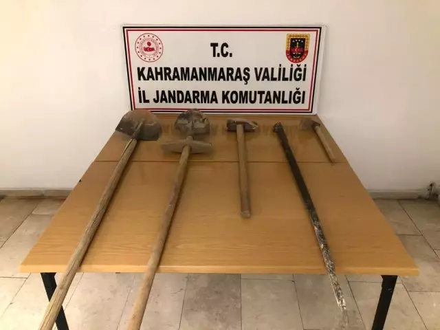 İzinsiz kazı yapan 4 kişi suçüstü yakalandı İzinsiz kazı yapan 4 kişi suçüstü yakalandı