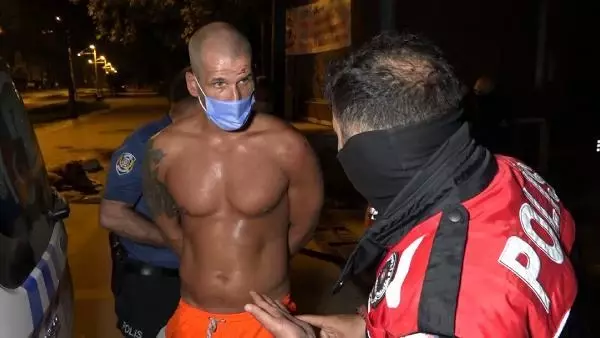 Kadın polise ahlaksız teklifte bulunan turist, bu kez da maske takmadığı için gözaltına alındı Kadın polise ahlaksız teklifte bulunan turist, bu kez da maske takmadığı için gözaltına alındı