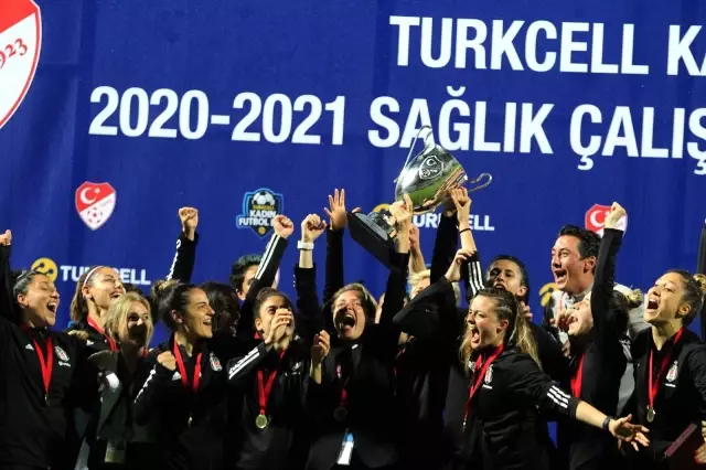 Kadınlar Ligi şampiyonu Beşiktaş kupasını aldı Kadınlar Ligi şampiyonu Beşiktaş kupasını aldı