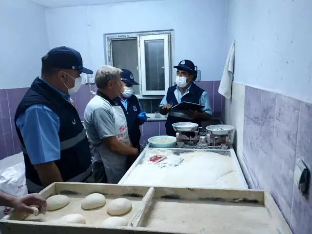 Kahta'da zabıta ekipleri sahur öncesi fırınları denetledi Kahta'da zabıta ekipleri sahur öncesi fırınları denetledi