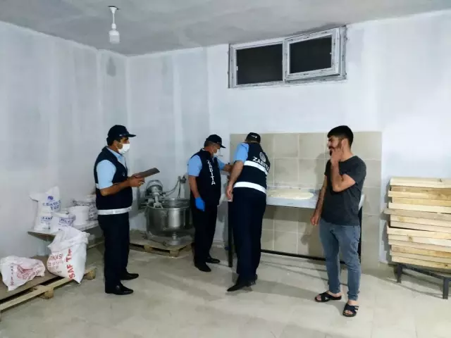 Kahta'da zabıta ekipleri sahur öncesi fırınları denetledi Kahta'da zabıta ekipleri sahur öncesi fırınları denetledi