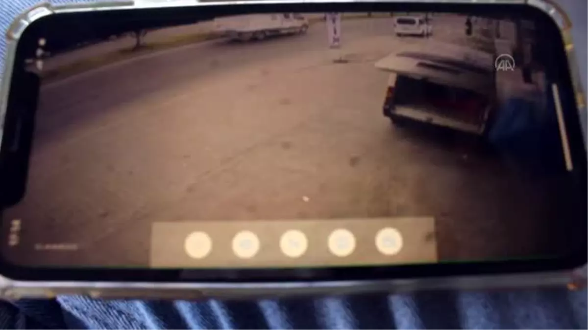 Kaldırımdaki ağaca çarpan otomobildeki çift yaralandı