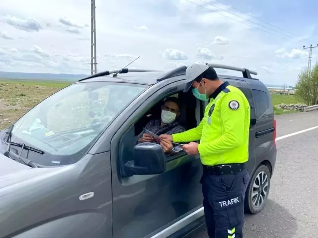 Kars'ta trafik ekipleri broşür dağıttı Kars'ta trafik ekipleri broşür dağıttı