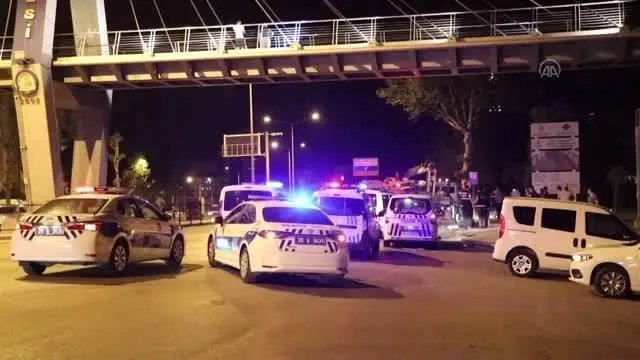 Karşı şeride geçen otomobilin minibüsle çarpışması sonucu 2 kişi yaralandı Karşı şeride geçen otomobilin minibüsle çarpışması sonucu 2 kişi yaralandı