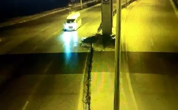 Son dakika haberi! Karşı şeride geçen otomobilin minibüsle çarpışma anı kamerada Son dakika haberi! Karşı şeride geçen otomobilin minibüsle çarpışma anı kamerada