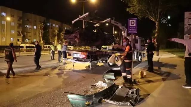 Karşı şeride geçen otomobilin minibüsle çarpışması sonucu 2 kişi yaralandı Karşı şeride geçen otomobilin minibüsle çarpışması sonucu 2 kişi yaralandı