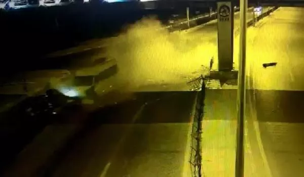 Son dakika haberi! Karşı şeride geçen otomobilin minibüsle çarpışma anı kamerada Son dakika haberi! Karşı şeride geçen otomobilin minibüsle çarpışma anı kamerada