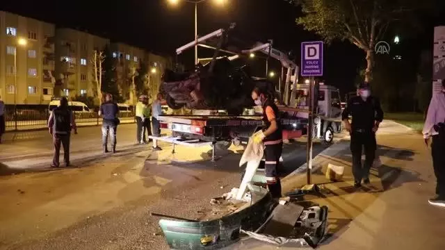 Karşı şeride geçen otomobilin minibüsle çarpışması sonucu 2 kişi yaralandı Karşı şeride geçen otomobilin minibüsle çarpışması sonucu 2 kişi yaralandı