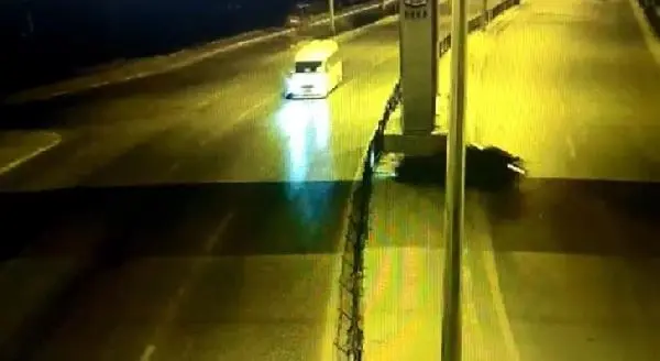 Son dakika haberi! Karşı şeride geçen otomobilin minibüsle çarpışma anı kamerada Son dakika haberi! Karşı şeride geçen otomobilin minibüsle çarpışma anı kamerada