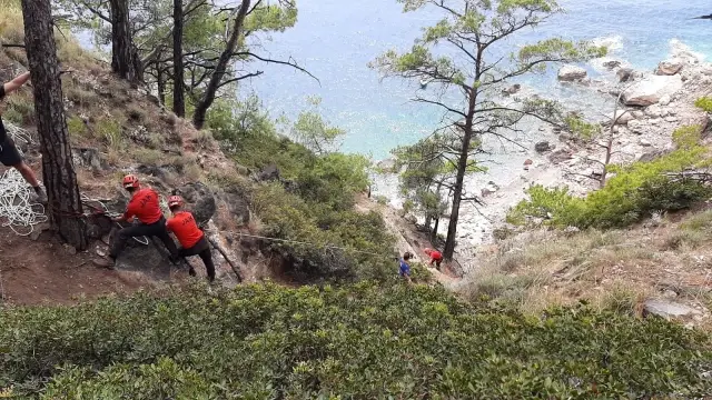 Kayalıklardan düşen Ukraynalı kadın 4 saatte kurtarıldı Kayalıklardan düşen Ukraynalı kadın 4 saatte kurtarıldı